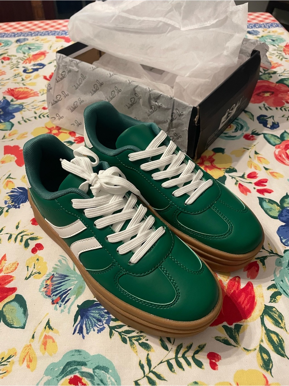 La Sheelah Topping Green and White Sneaker Size 7.5 NIB